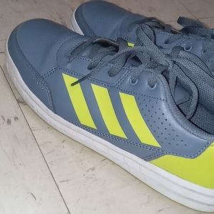 Adidas Sneakers
